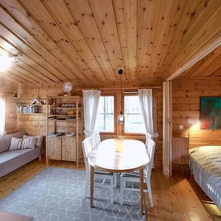 Moekki Jerisjaerven Rannalla Muonio